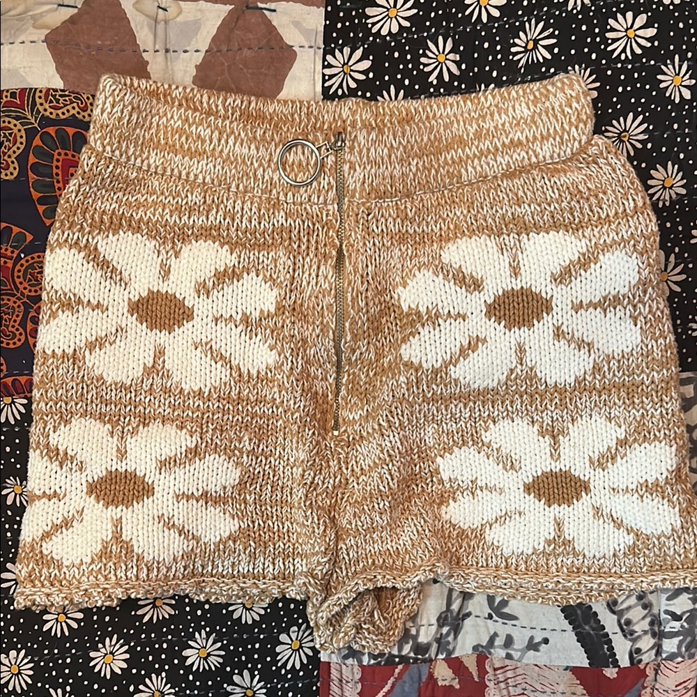 NWT Storia Knit Shorts - Tan and White Floral